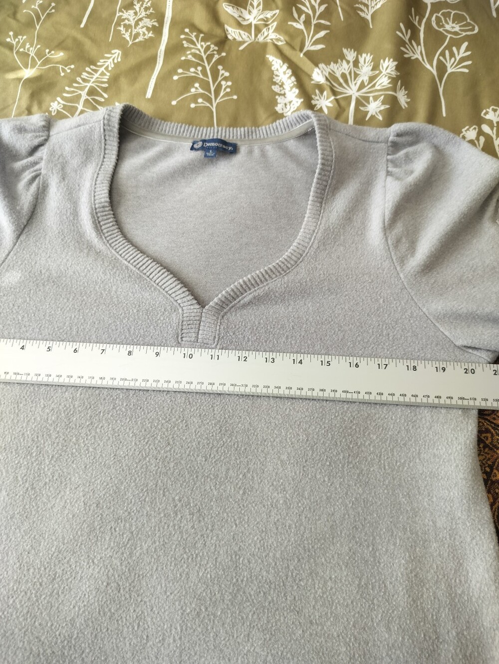 Democracy Women's L Gray V-Neck Sweater Crochet Lace Sleeve Medallion Size - Picture 7 of 8